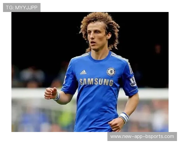 大卫·路易斯重返斯坦福桥，与切尔西球迷合影+赠送球衣给老员工-直播吧